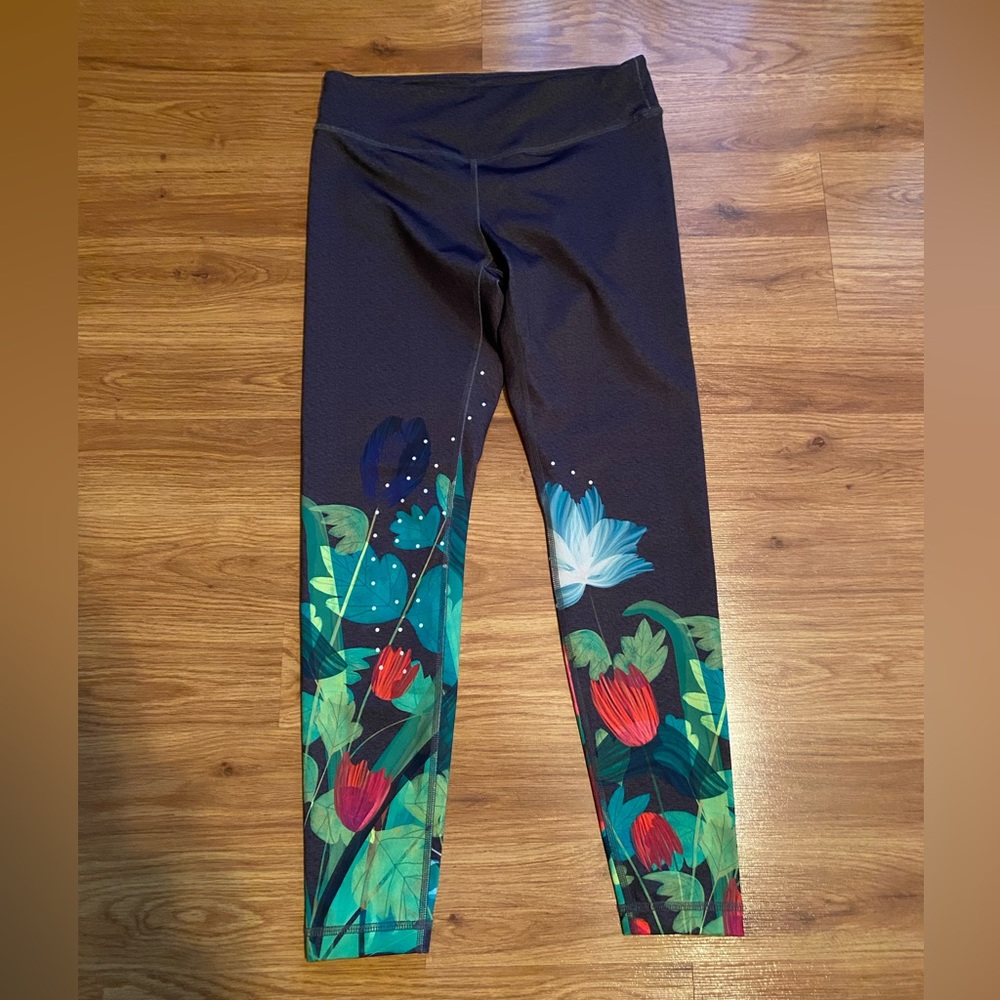 Women’s Pure Good Athletic Leggings Red Tulips Green Leaves Size Medium EUC